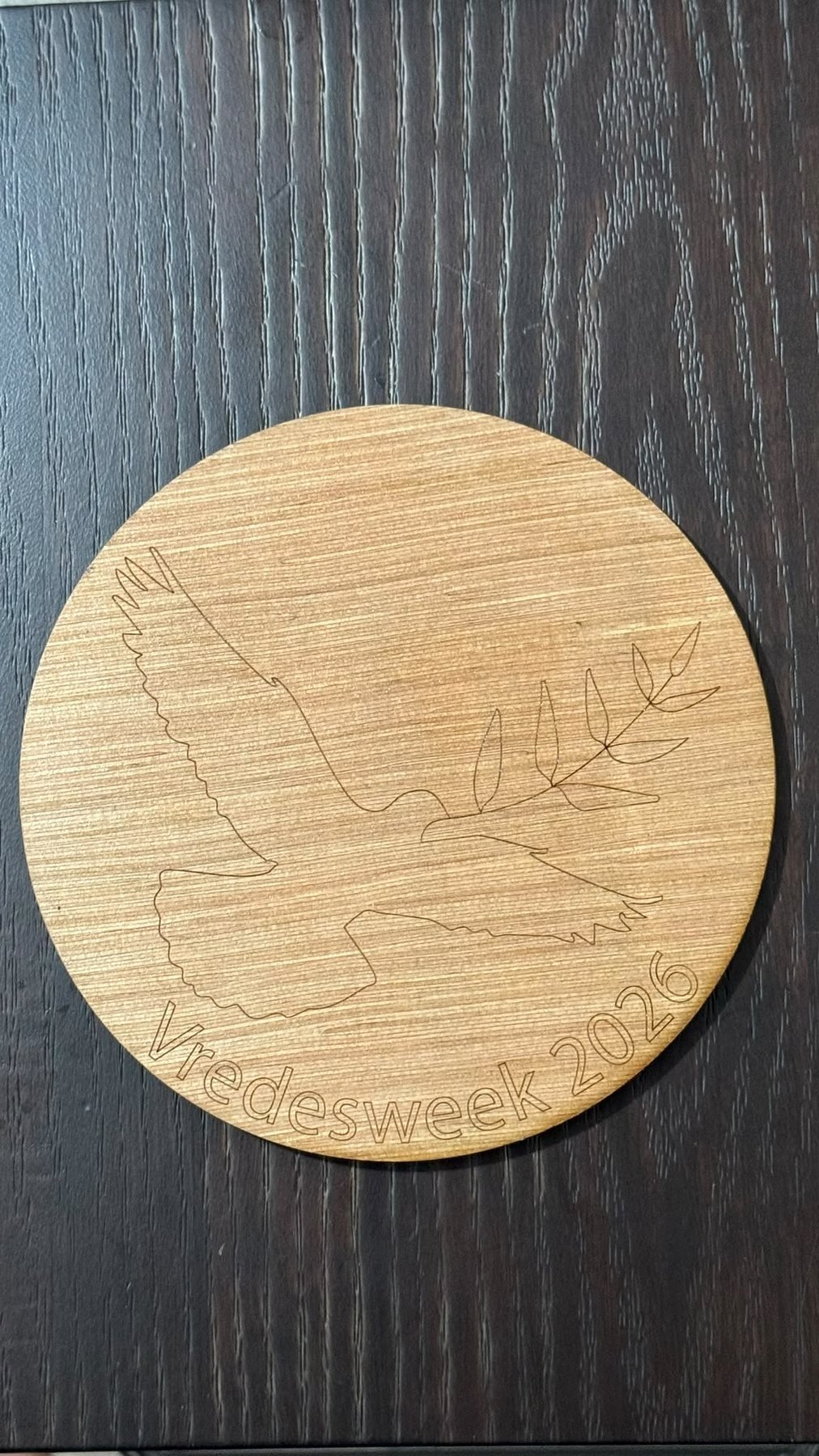 Houten herinneringsgeschenk met vredesduif en de tekst Vredesweek 2026